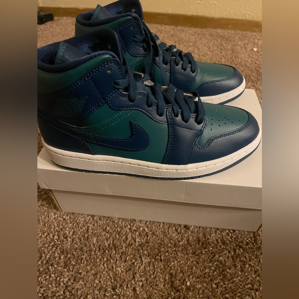 Women’s Jordan’s 1 mid size 8 Brand new, never worn with original box.